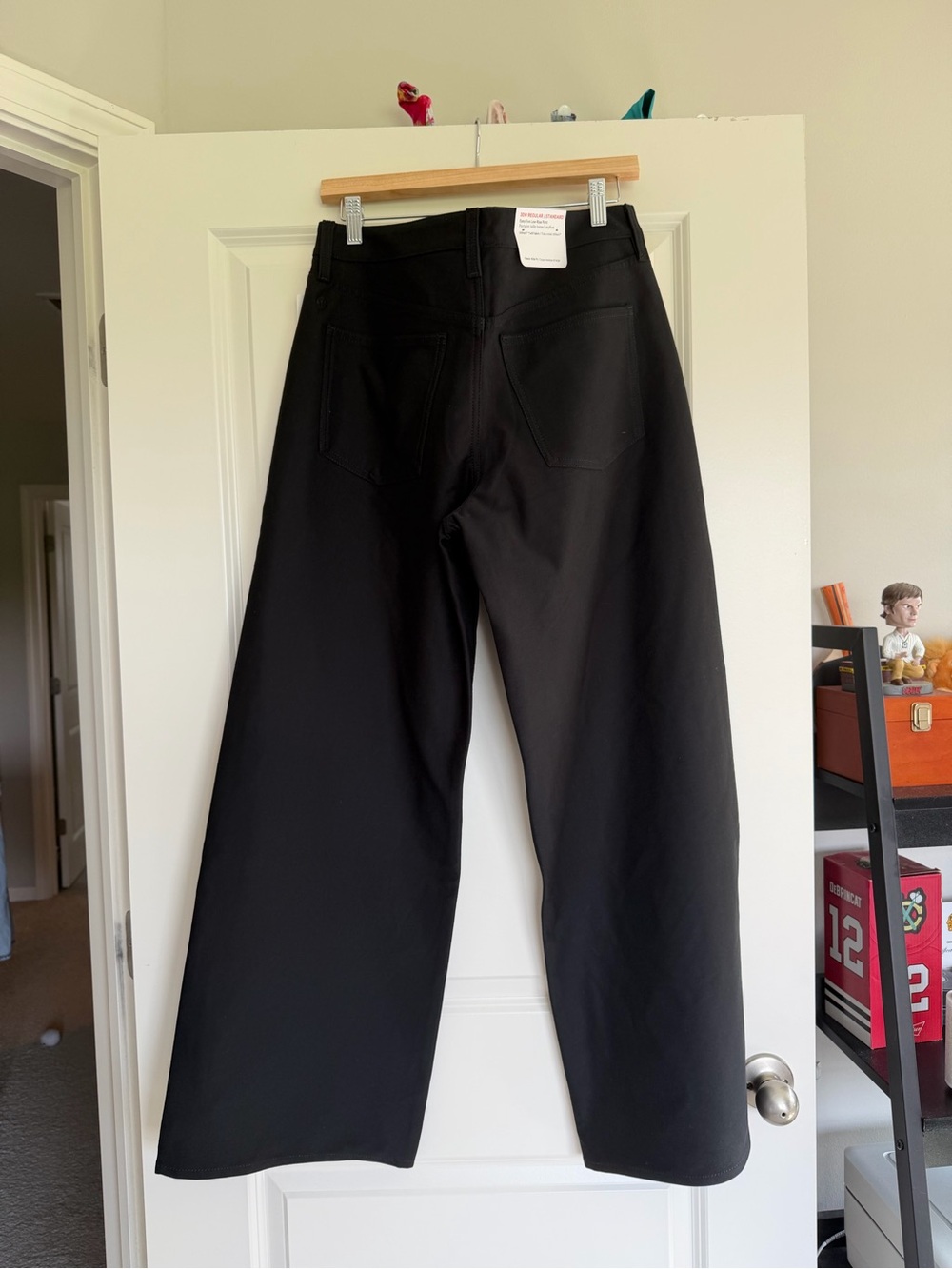 EasyFive Low-Rise Classic Wide-Leg Pant *Regular Black - Picture 12 of 15